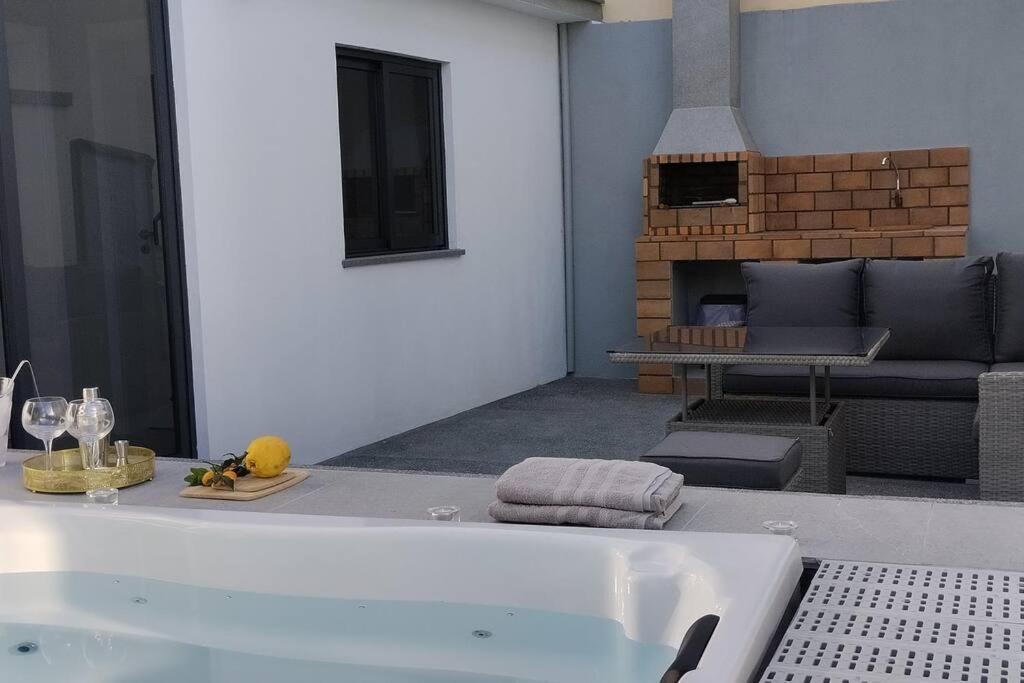 Sunset Avenue For Couple W/ Jacuzzi Hot Water * Paul do Mar (Madeira)