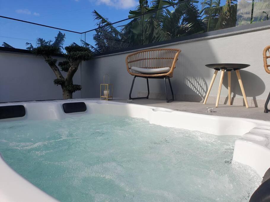 Dom wakacyjny Sunset Avenue For Couple W/ Jacuzzi Hot Water